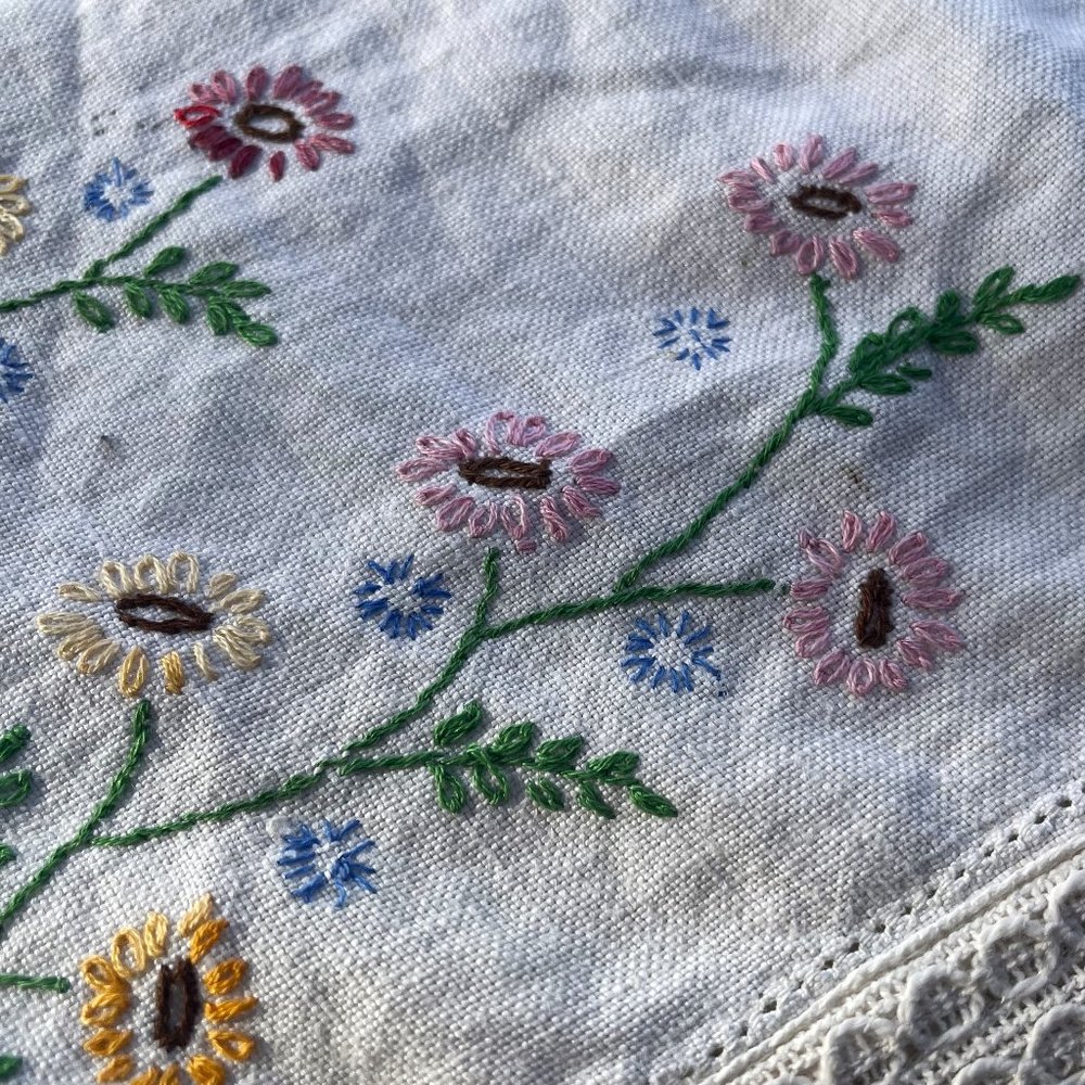 Vintage Linen, embroidary flowers Table Runner
